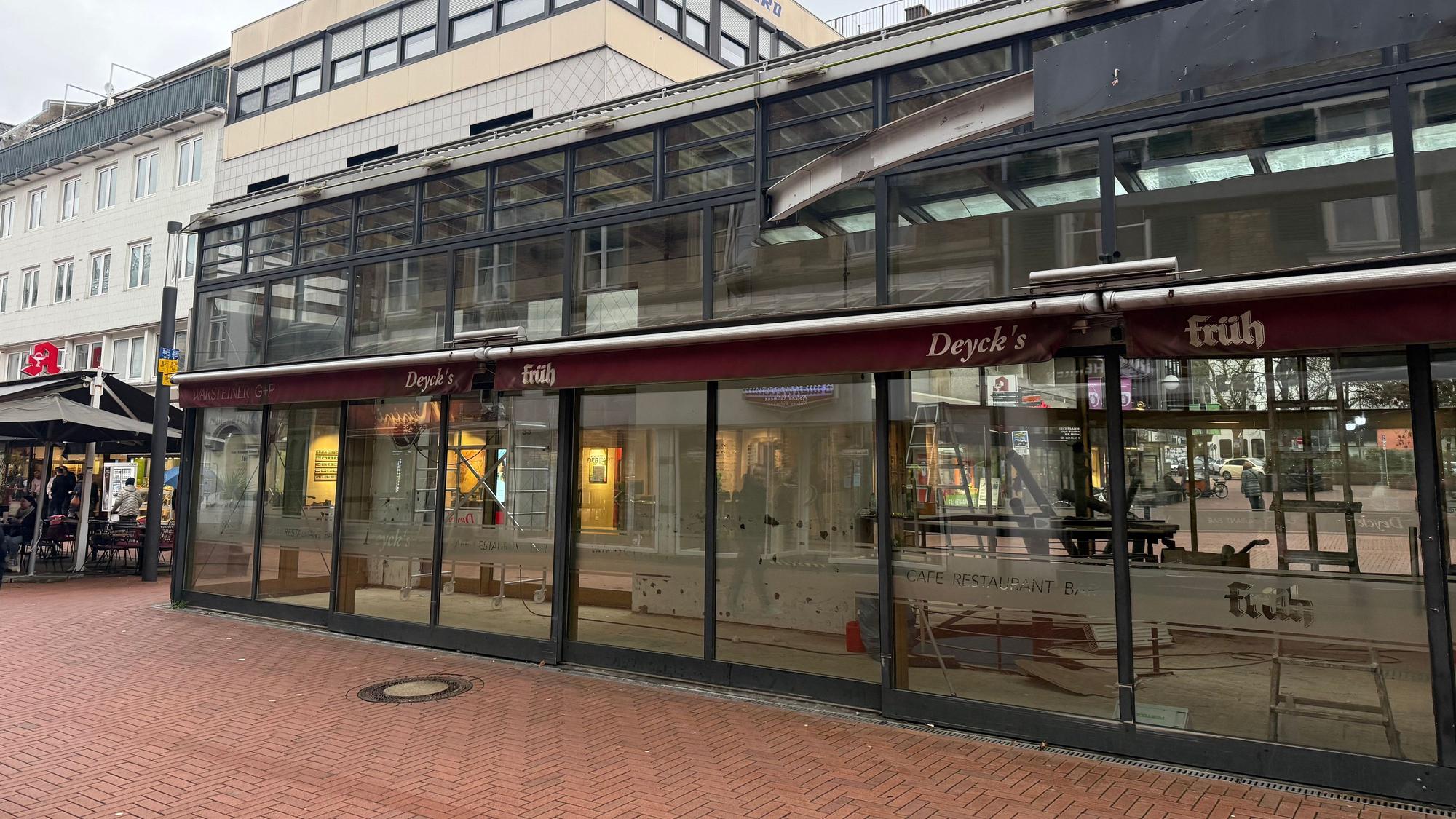 Die Sanierung des Glashauses des früheren Café Deyks läuft.