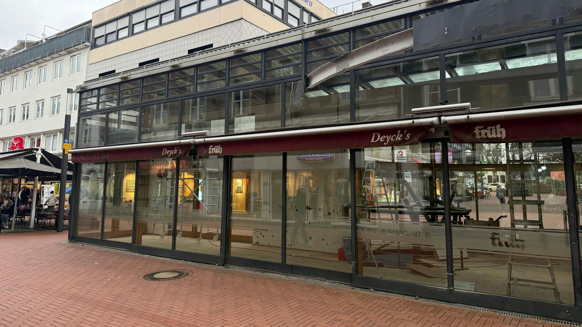 Die Sanierung des Glashauses des früheren Café Deyks läuft.
