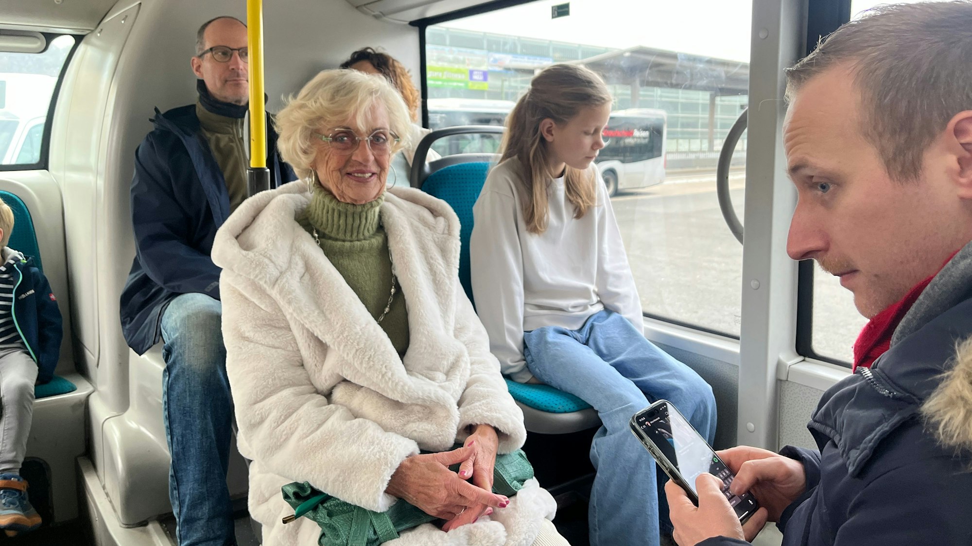 Anke Riefers (2.v.l.) war als Komparsin dabei, sie hat eine Vorstellung für die Öffentlichkeit mit organisiert.