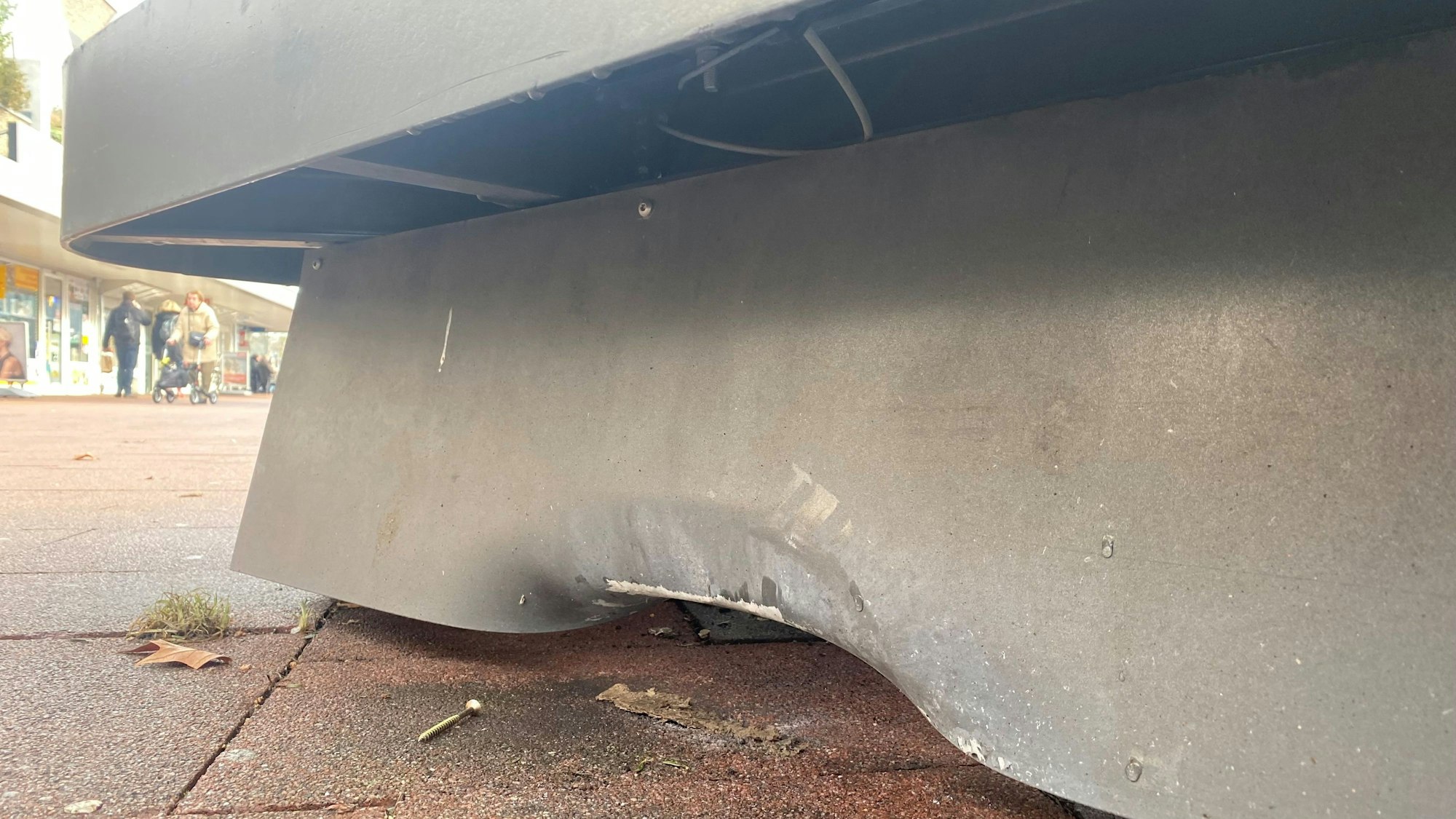 Zu sehen ist das verbogene Blech an einer Sitzbank.