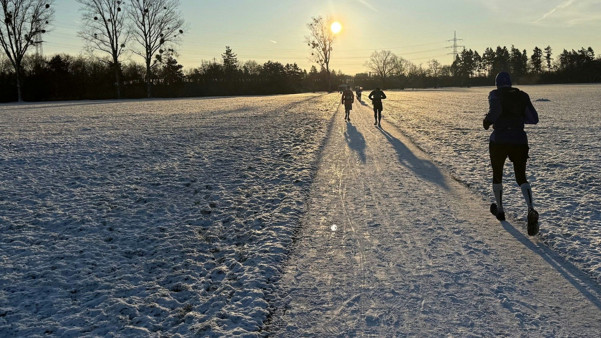 Bei Schneefall, Eis und Minusgraden stellten sich zwei Eitorfer dem G1 Grüngürtel-Ultralauf in Köln.