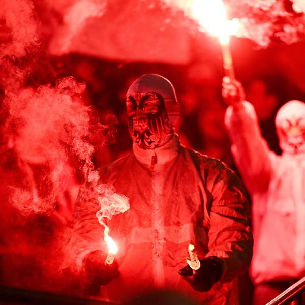 Mer stonn ze dir, FC Kölle! UItras mit Pyrotechnik beim Spiel gegen Bayern München.