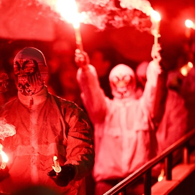 Mer stonn ze dir, FC Kölle! UItras mit Pyrotechnik beim Spiel gegen Bayern München.