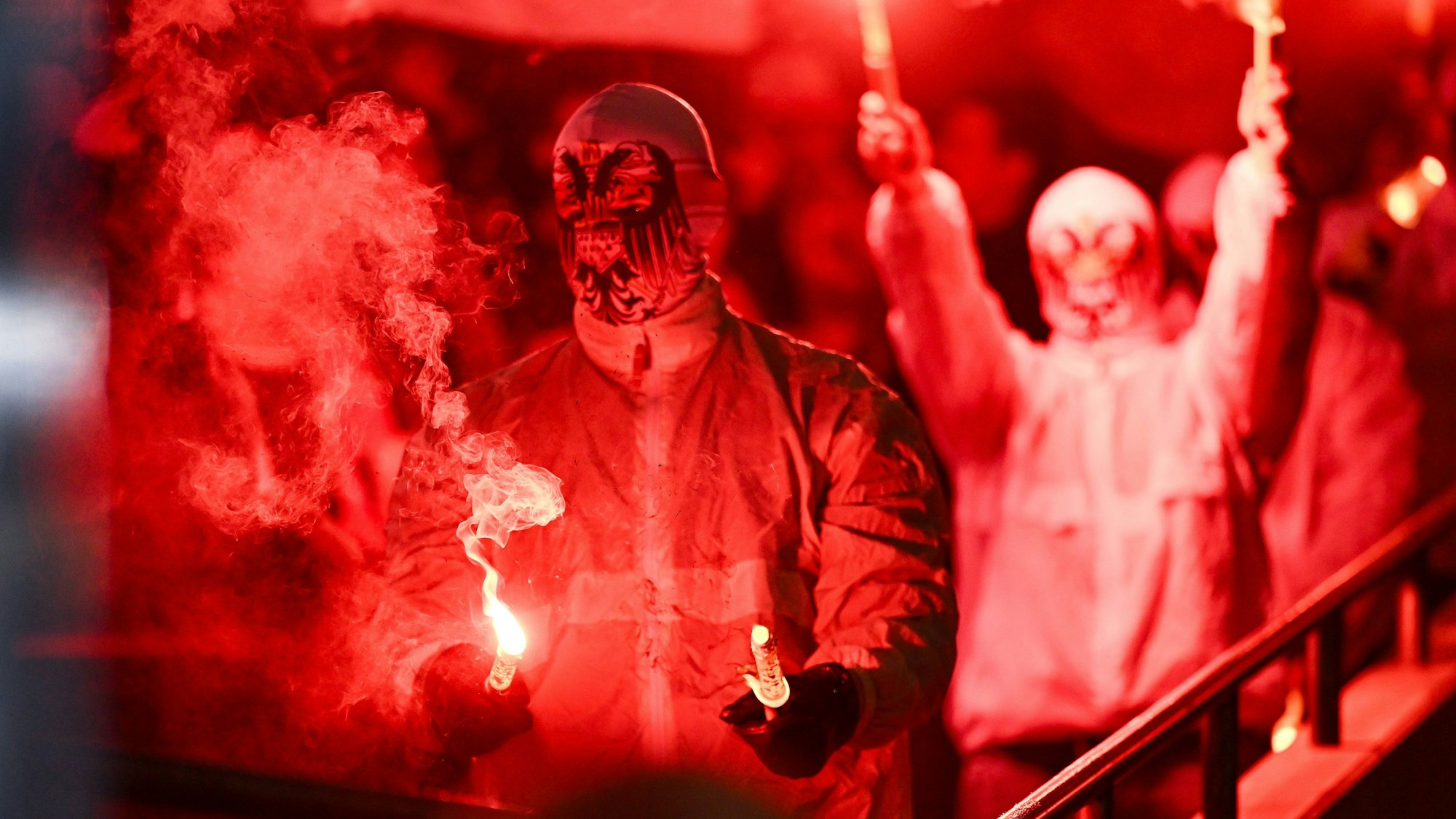 Mer stonn ze dir, FC Kölle! UItras mit Pyrotechnik beim Spiel gegen Bayern München.