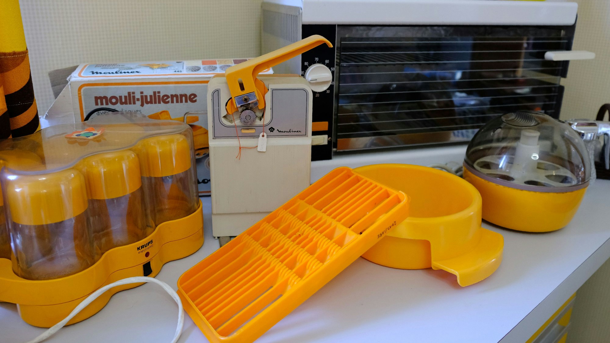 Elektrogeräte aus gelbem Kunststoff in einer Küche aus den 70er-Jahren im Freilichtmuseum Kommern.