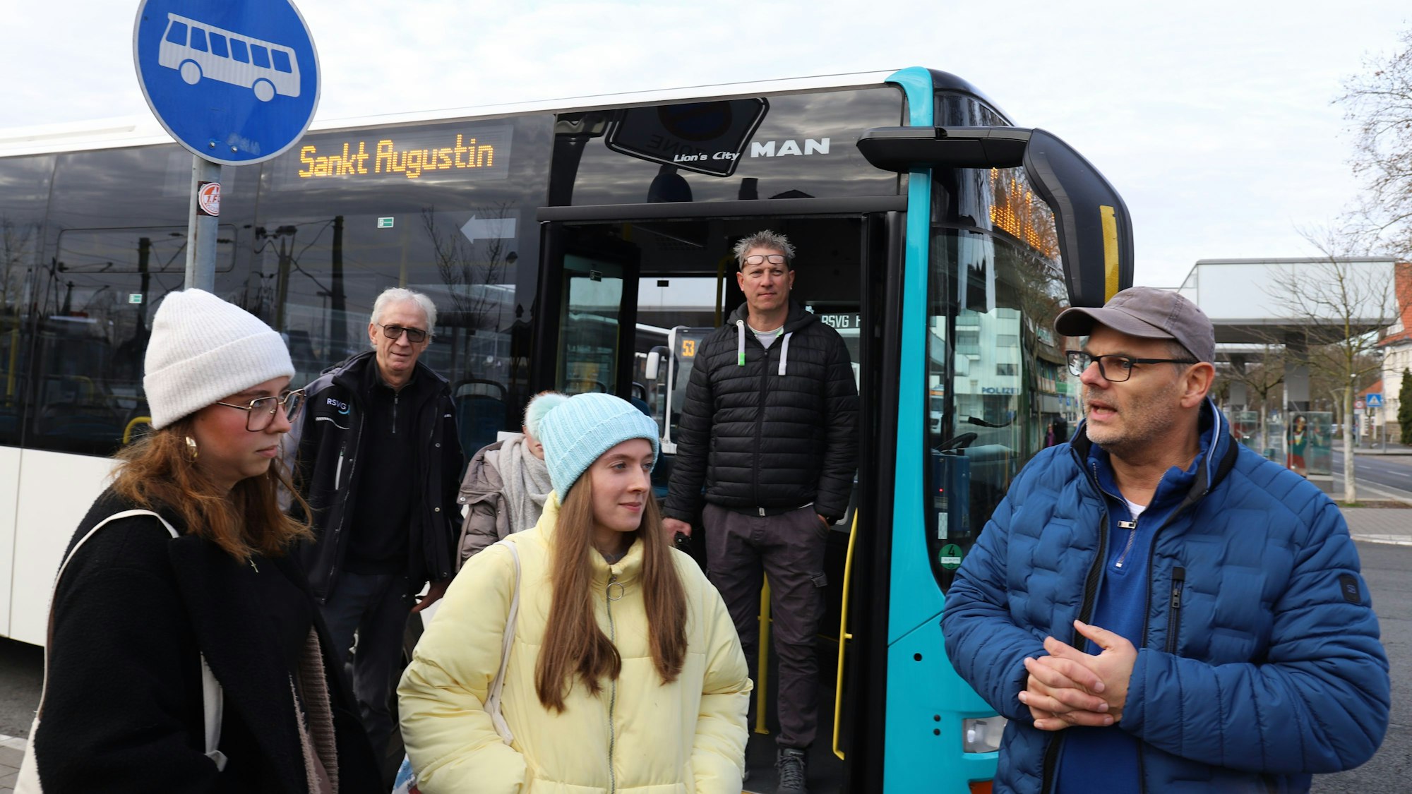Michael Schenk drehte in Hennef eine noch fehlende Szene zu seinem Film Hennefer Stolpersteine, am 27. Januar wird er in Sankt Augustin aufgeführt. Schenk (r.) weist die Komparsen für die Busfahrt ein.