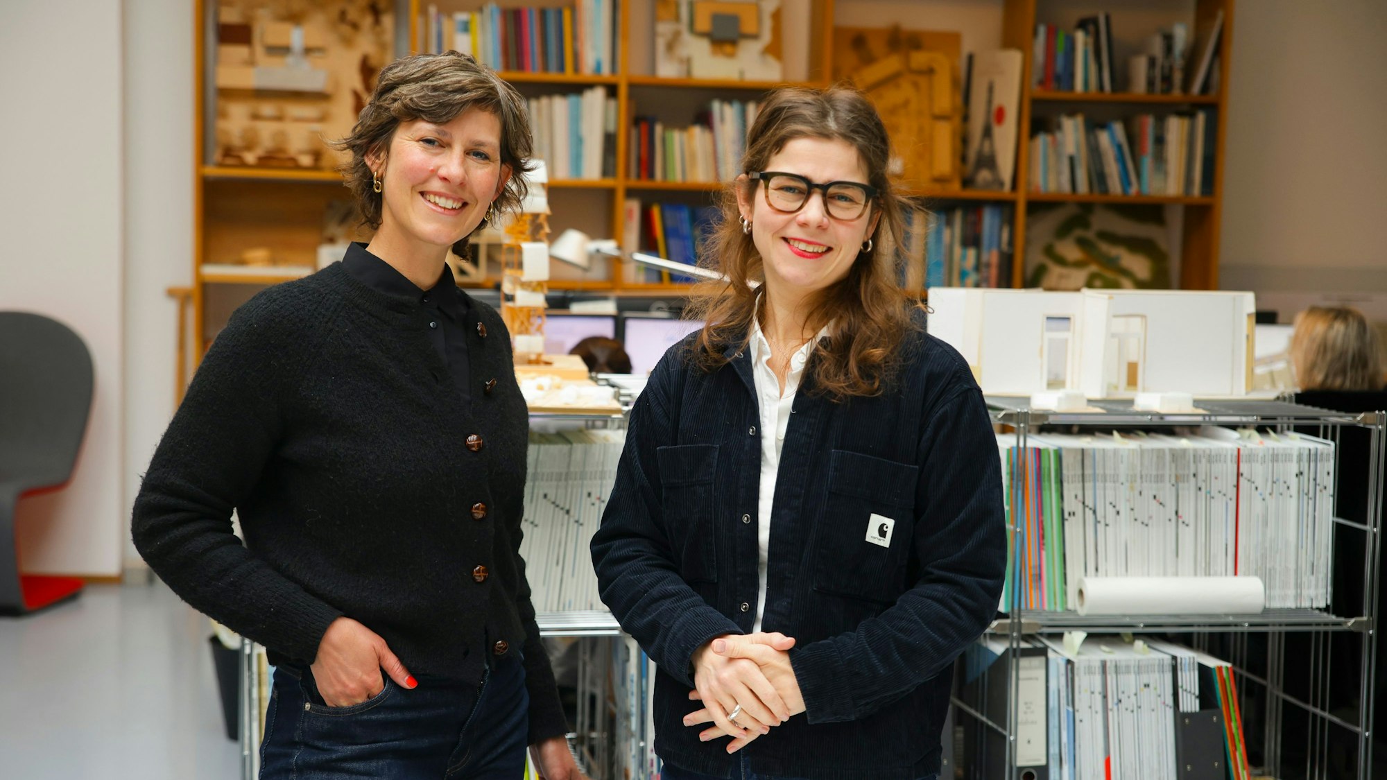 Die Architektinnen Marie-Sophie und Helena Schulte in ihrem Büro.
