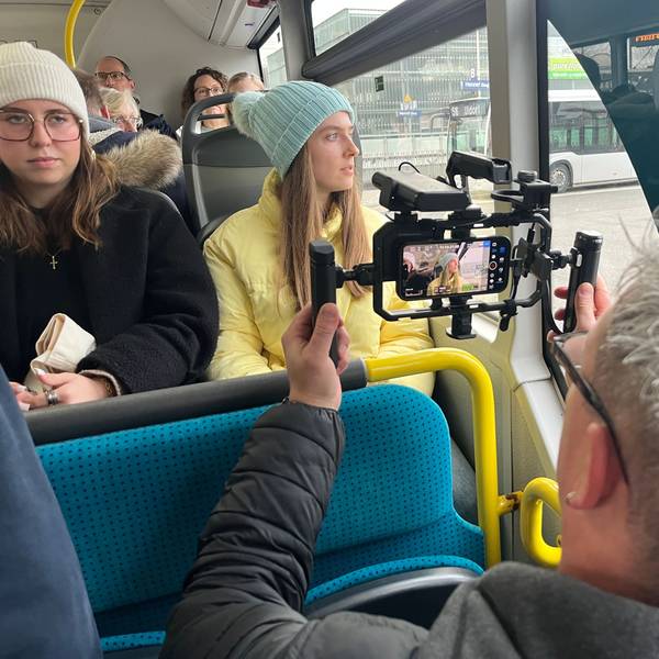 Filmeditor Michael Pikelj filmt im Bus Cora Wirthwein, die in „Hennefer Stolpersteine“ Charlotte ist.