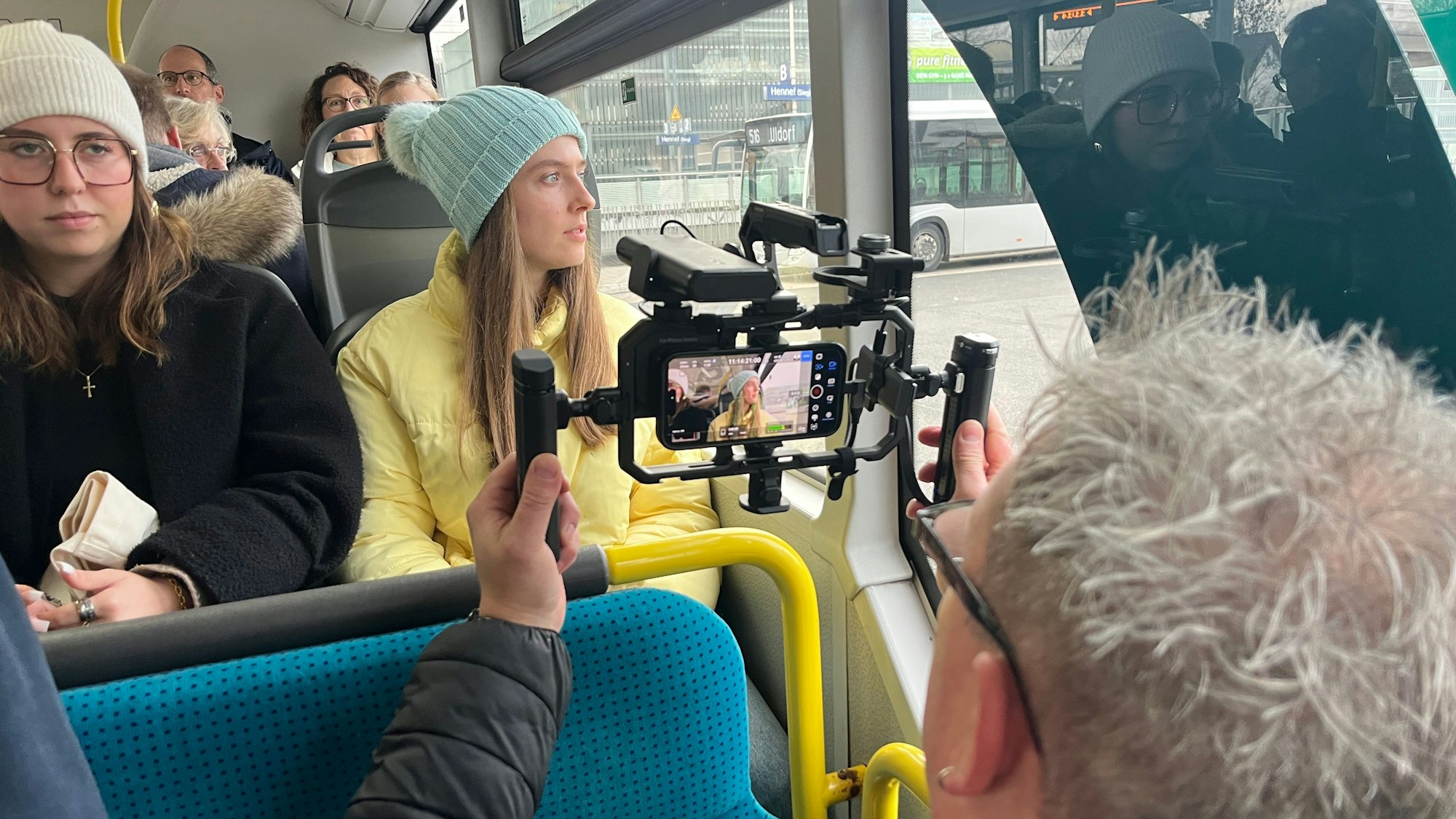 Filmeditor Michael Pikelj filmt im Bus Cora Wirthwein, die in „Hennefer Stolpersteine“ Charlotte ist.