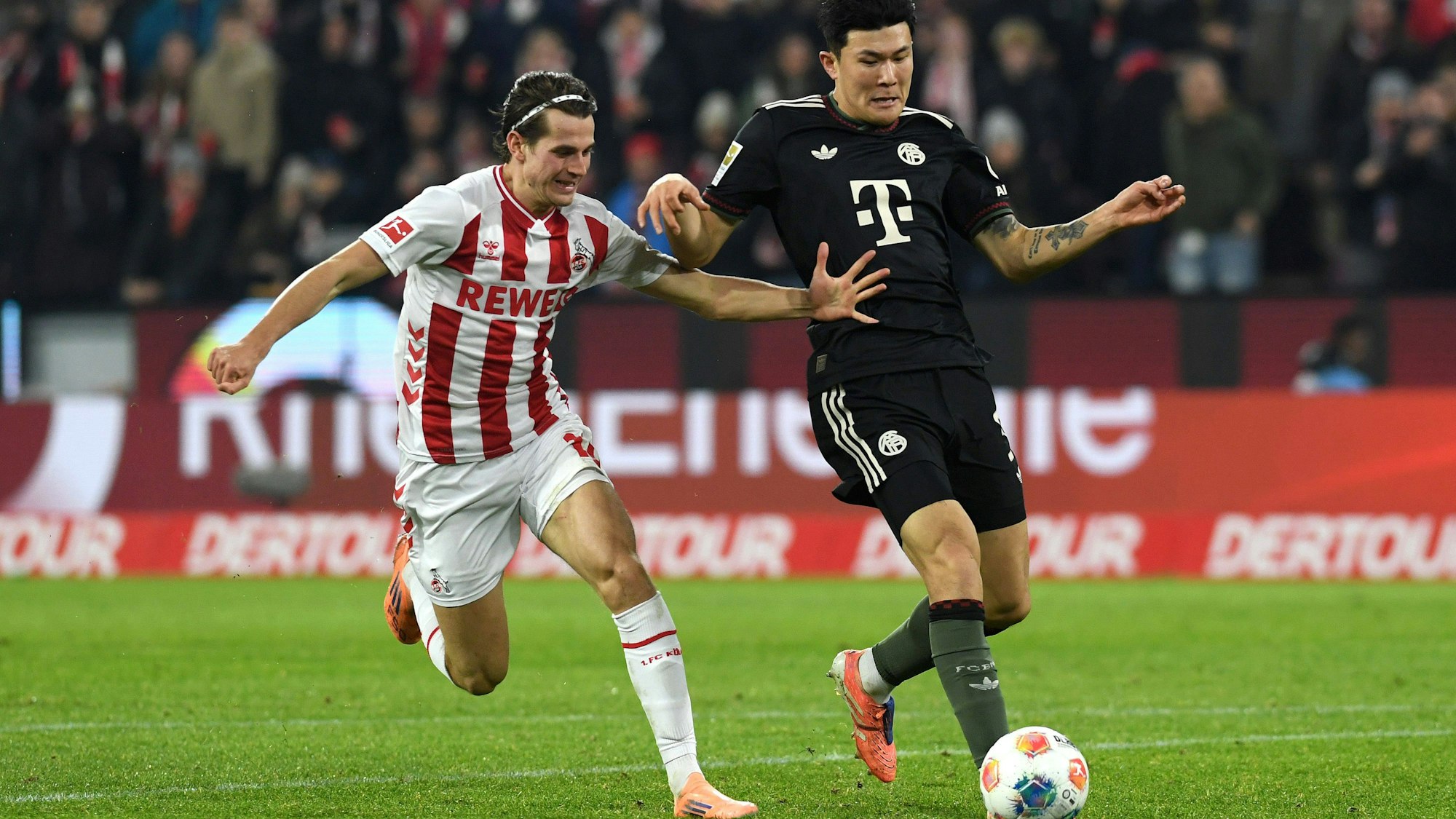 Laufduell des Abends: Jakub Kaminski spürte im Sprint gegen Min-Jae Kim ein Zwicken in der Wade und kam nicht mehr zum Abschluss.