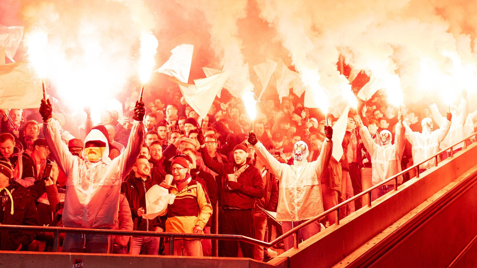 Fans, die Pyrotechnik abbrennen, vermummen sich und entziehen sich so der Strafverfolgung.