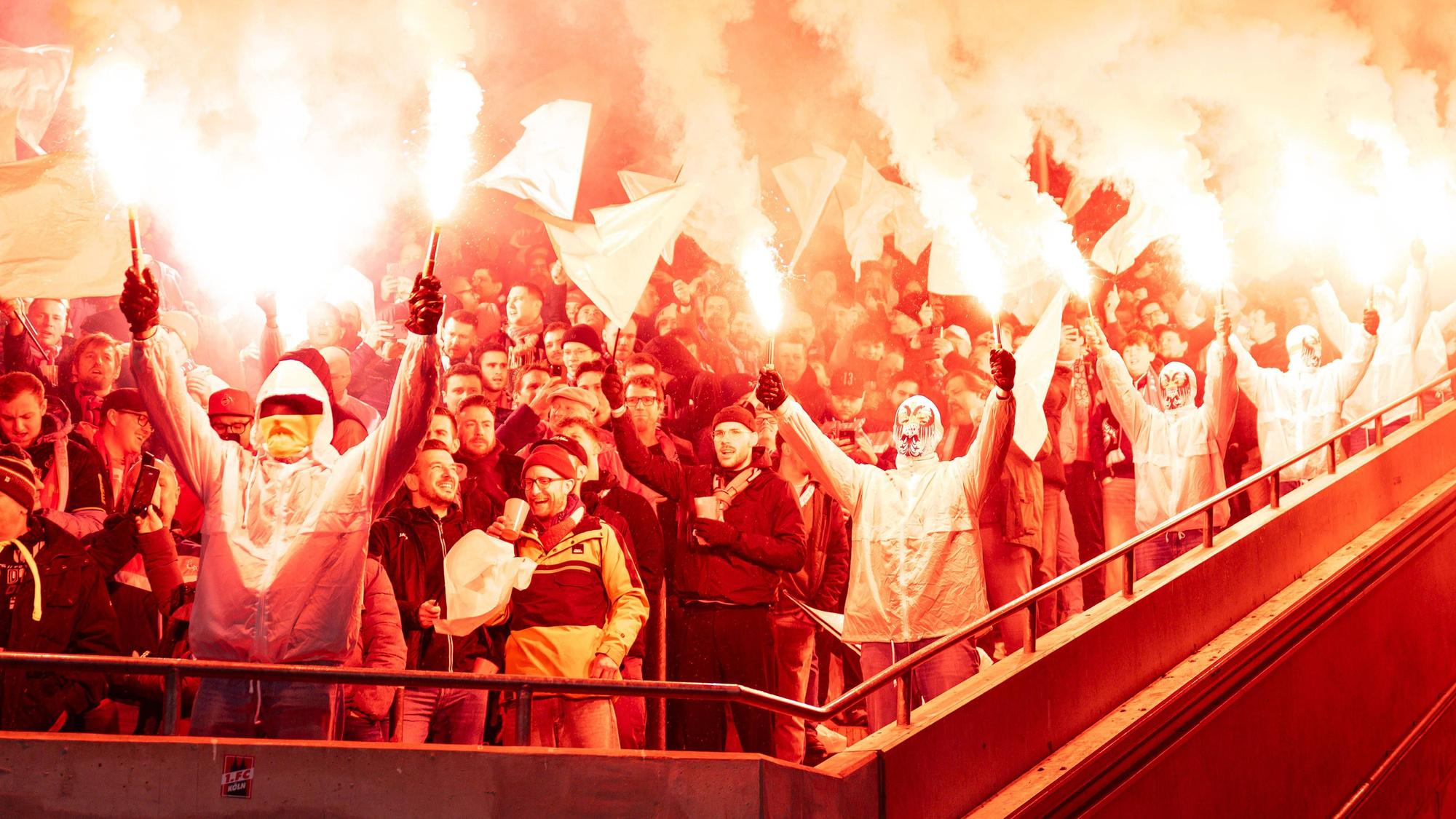 Auch mit Pyrotechnik wird die Stimmung etwa im Stadion des 1. FC Köln angeheizt.