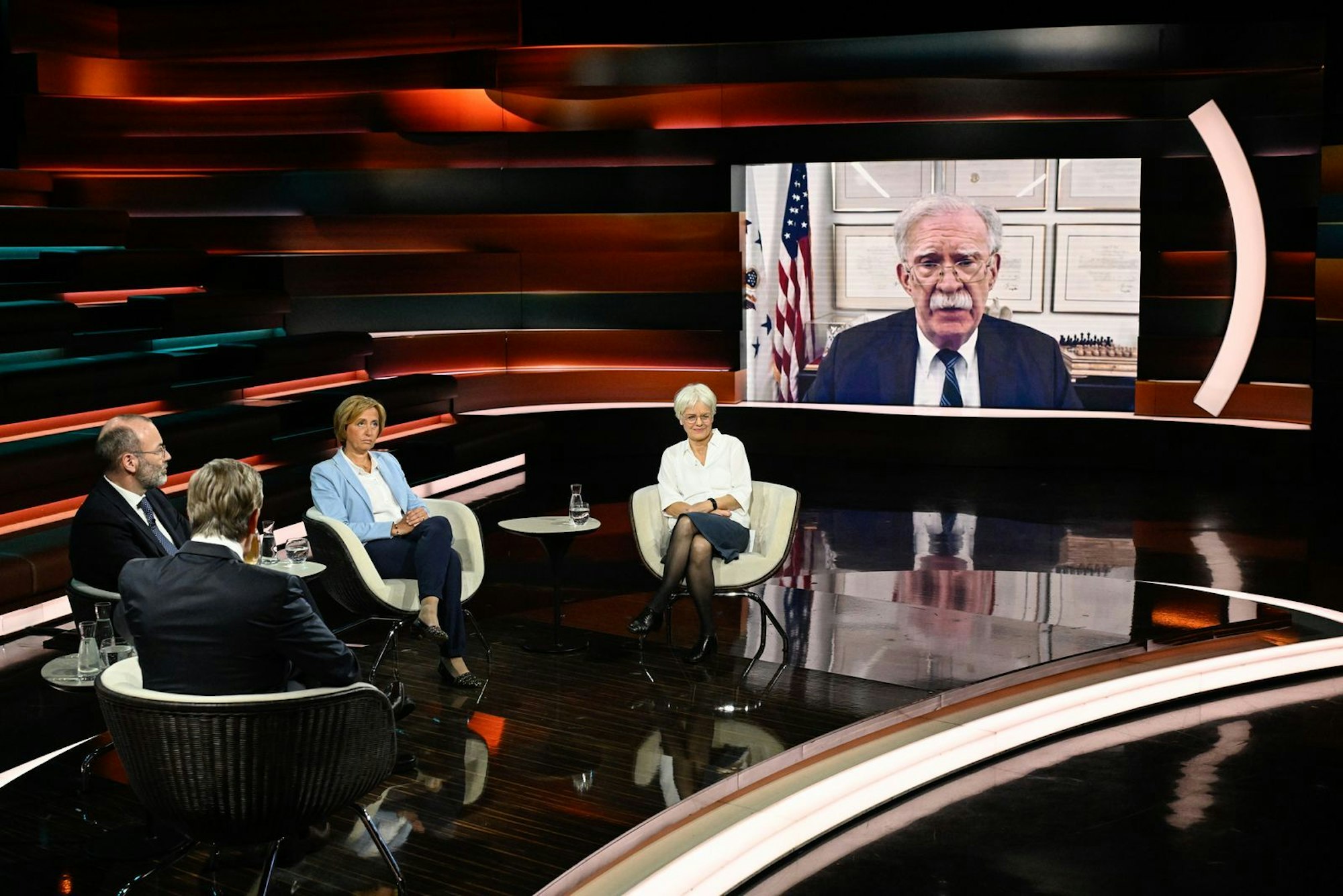 Zugeschaltet war der ehemalige US-Sicherheitsberater John Bolton (rechts). (Bild: ZDF / Markus Hertrich)