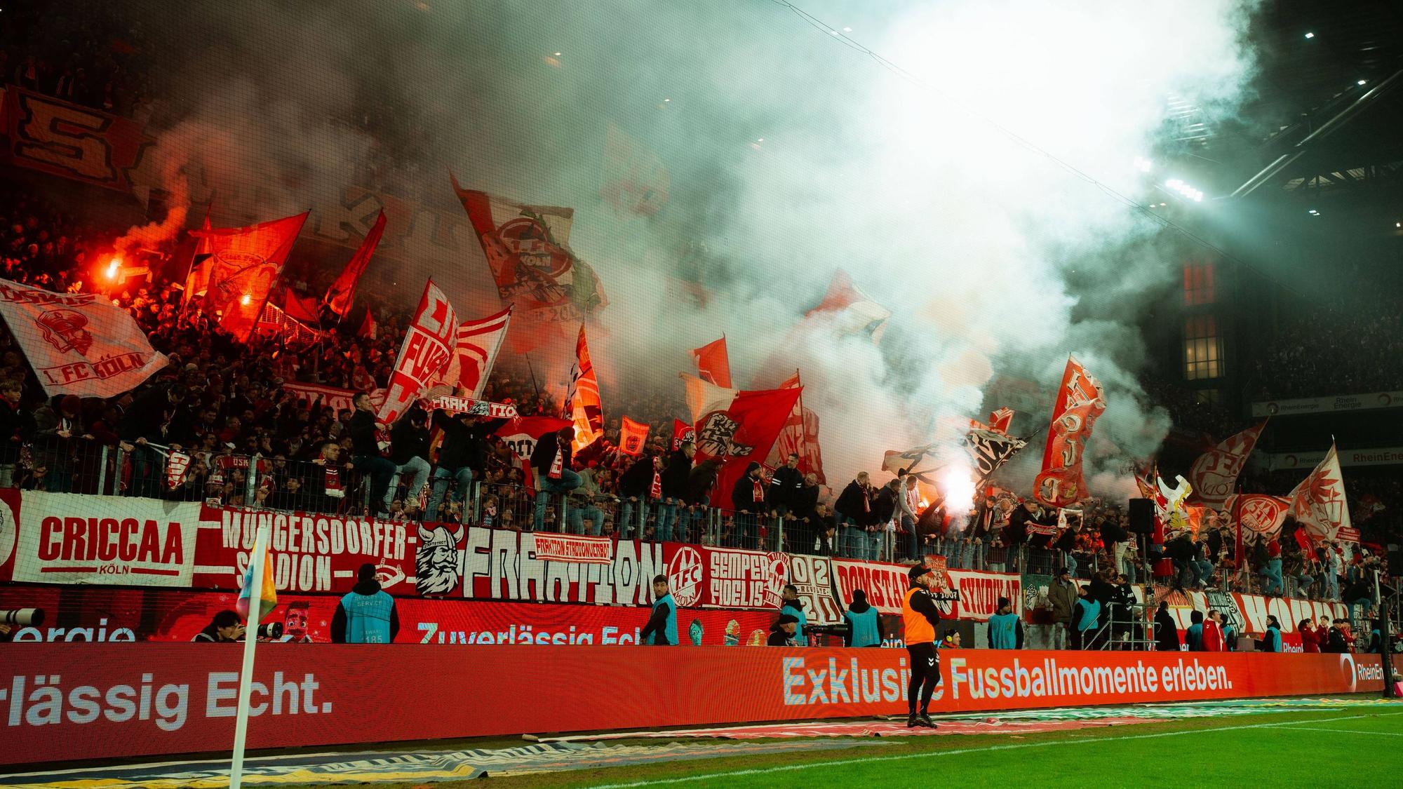 Am Mittwochabend zu Beginn des Spiels gegen den FC Bayern brannten die FC-Fans auf der Südtribüne ein Feuerwerk ab.