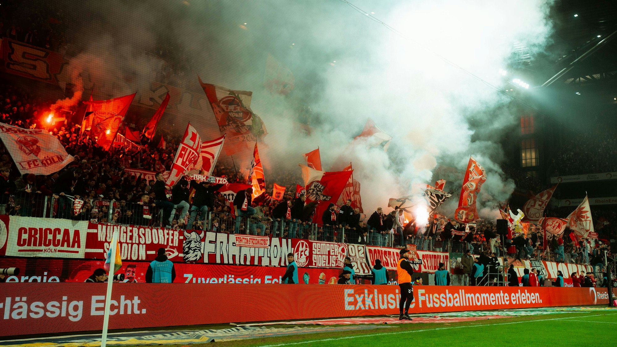 Am Mittwochabend zu Beginn des Spiels gegen den FC Bayern brannten die FC-Fans auf der Südtribüne ein Feuerwerk ab.