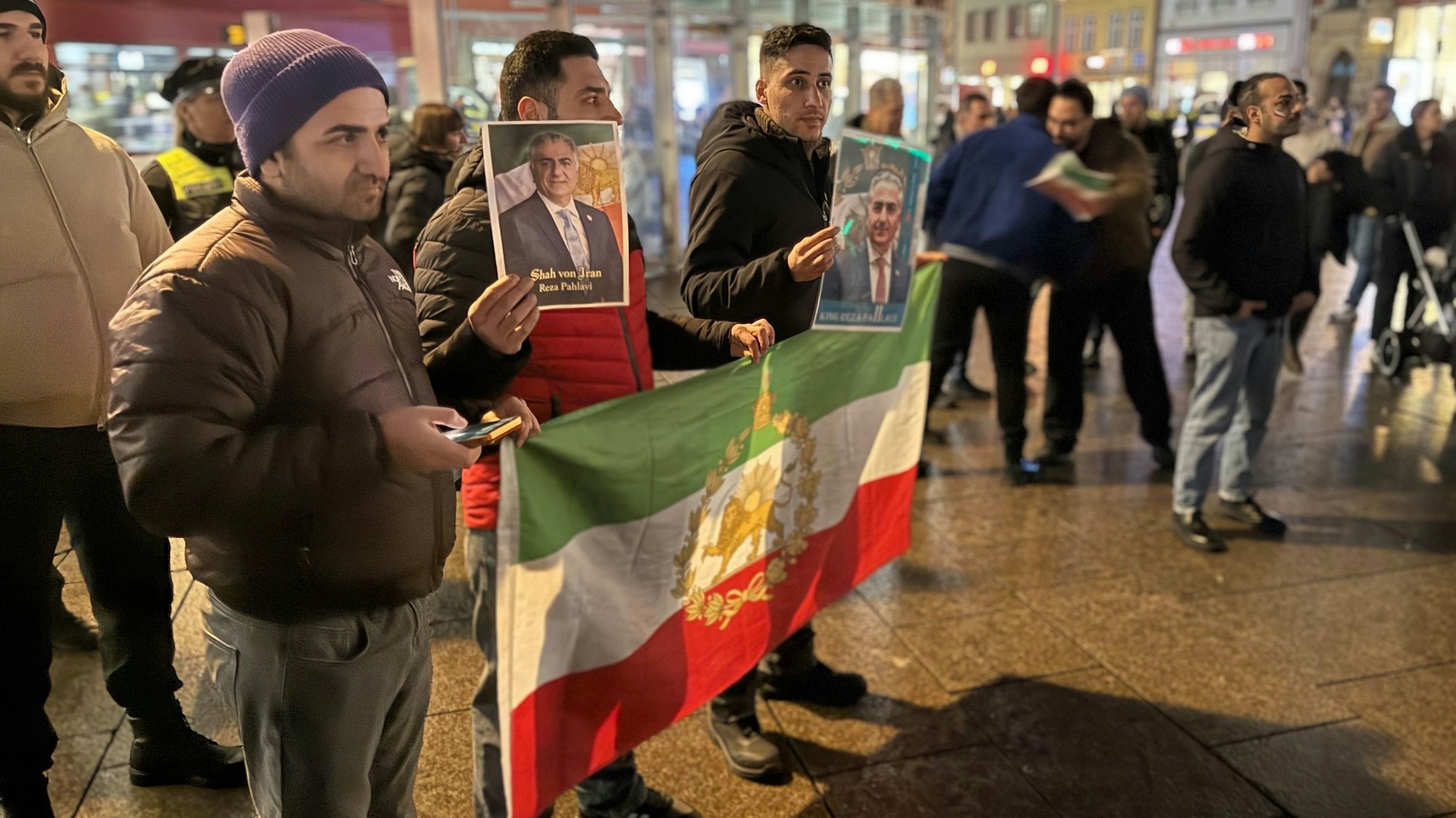 Das Bild zeigt rund 200 Menschen die sich zu einer Kundgebung auf dem Anger in Erfurt versammelt haben. Foto: David Hutzler/dpa