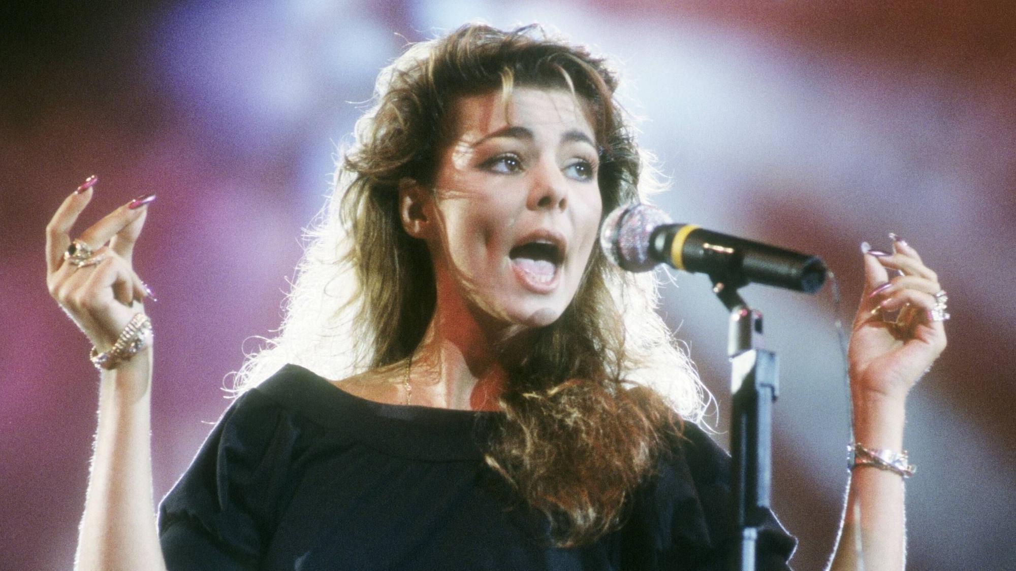 Sandra singt auf der Bühne.