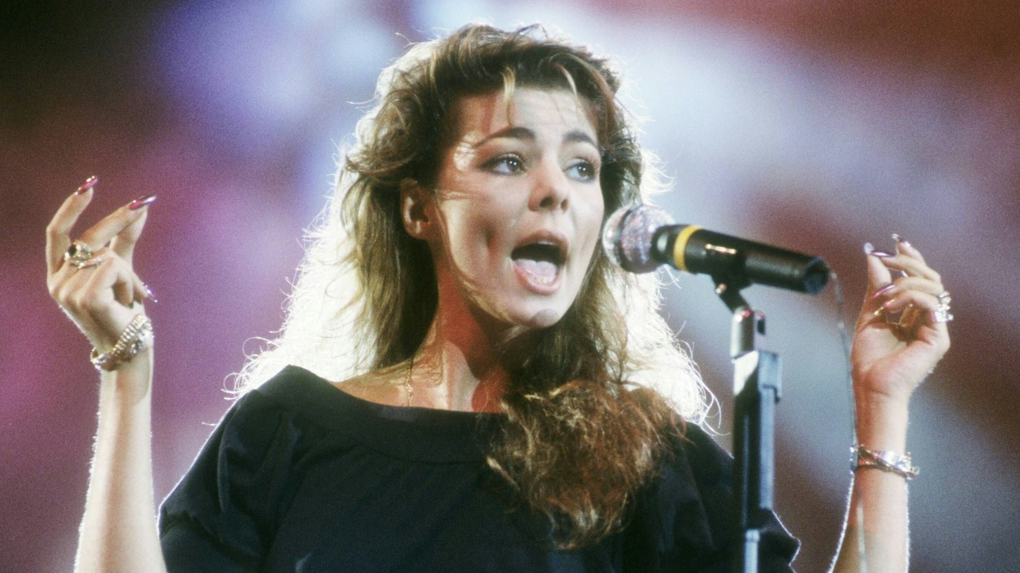 Sandra singt auf der Bühne.