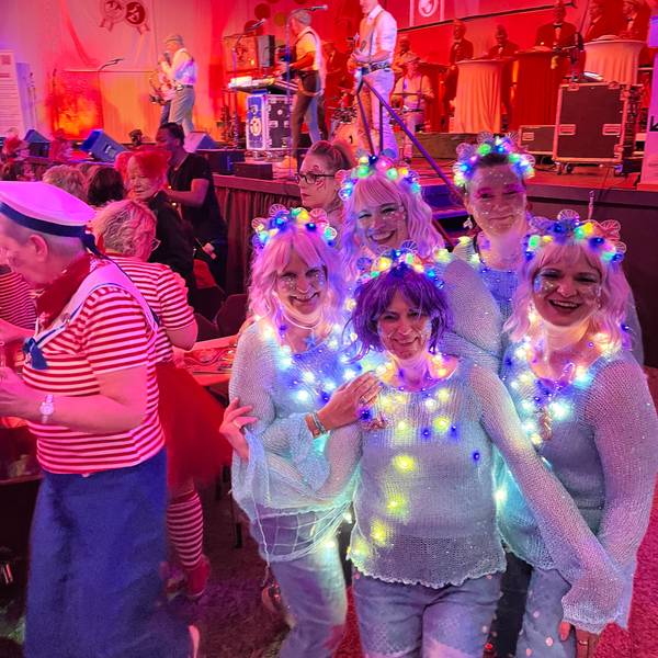 Ausgelassene Stimmung bei der Damensitzung der Roten Funken