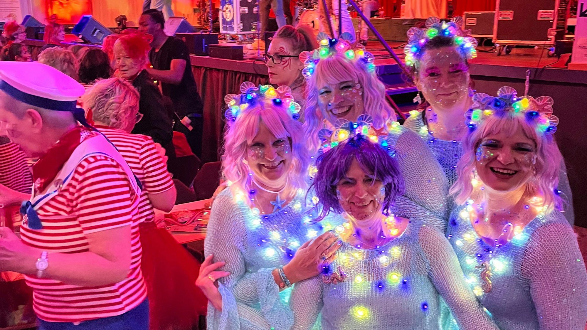 Ausgelassene Stimmung bei der Damensitzung der Roten Funken