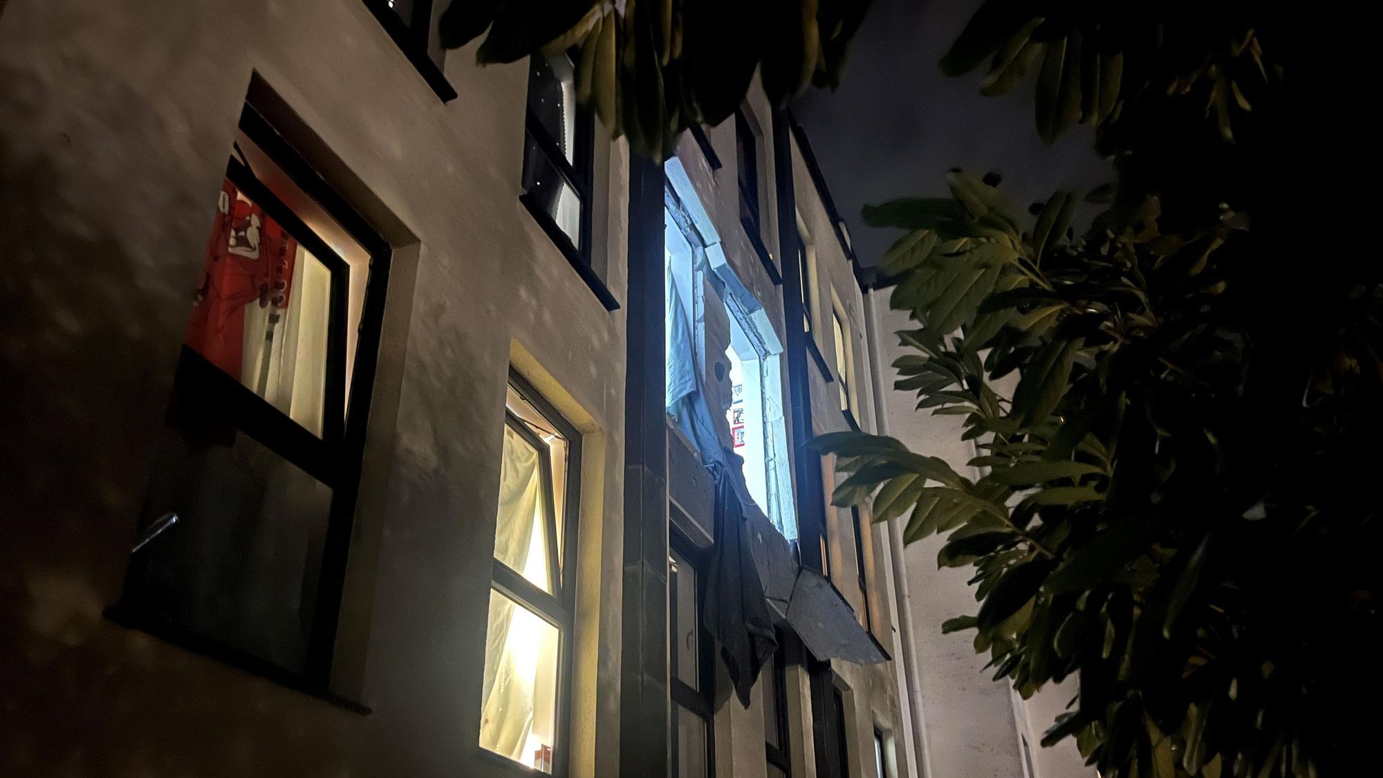 In einer Wohnung im zweiten Obergeschoss kam es aus noch ungeklärter Ursache zu einer Verpuffung. Eine starke Druckwelle drückte Gebäudeteile aus der Hauswand.