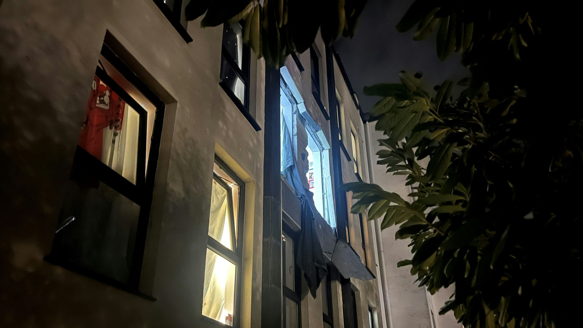 In einer Wohnung im zweiten Obergeschoss kam es aus noch ungeklärter Ursache zu einer Verpuffung. Eine starke Druckwelle drückte Gebäudeteile aus der Hauswand.