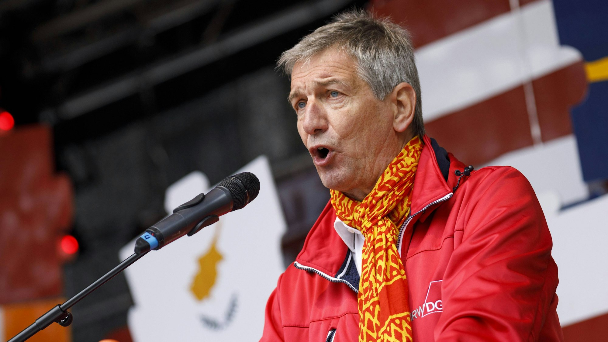 Witich Roßmann, Vorsitzender des DGB-Stadtverbandes Köln, bei einer Mai-Demo auf dem Heumarkt