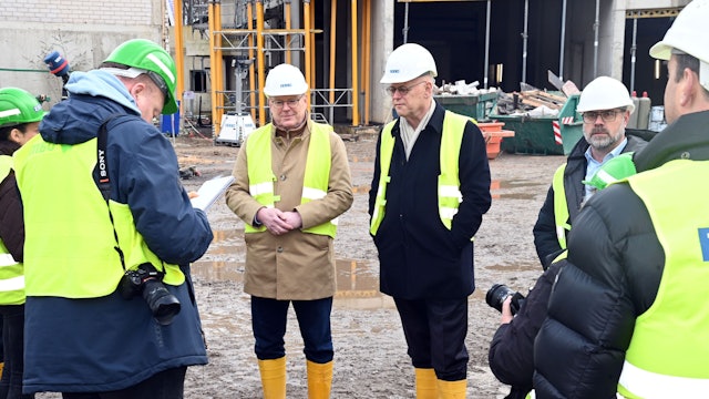 Kölns Oberbürgermeister Torsten Burmester, Rudolf Scharping und Lutz Wingerath von den Kölner Sportstätten (v. l.) auf der Baustelle des Albert-Richter-Velodroms.