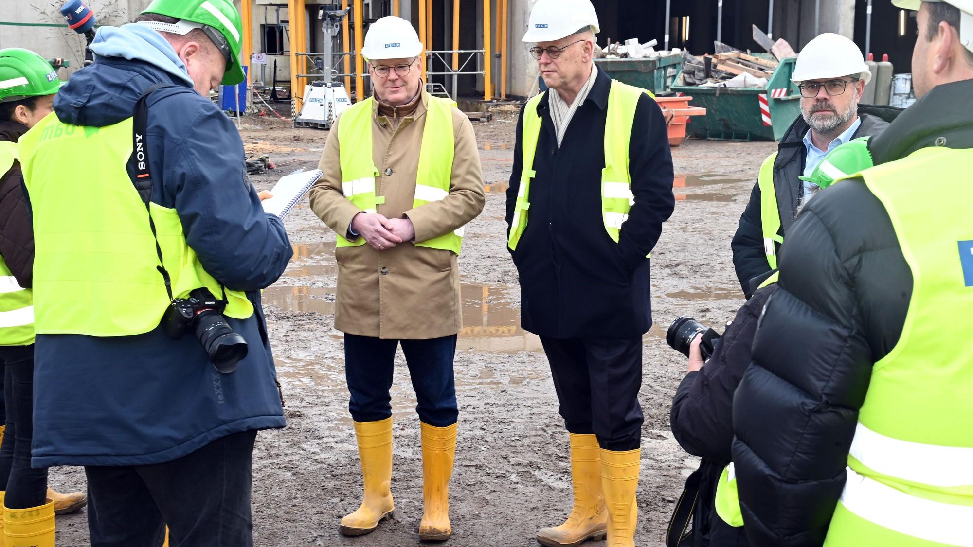 Kölns Oberbürgermeister Torsten Burmester, Rudolf Scharping und Lutz Wingerath von den Kölner Sportstätten (v. l.) auf der Baustelle des Albert-Richter-Velodroms.