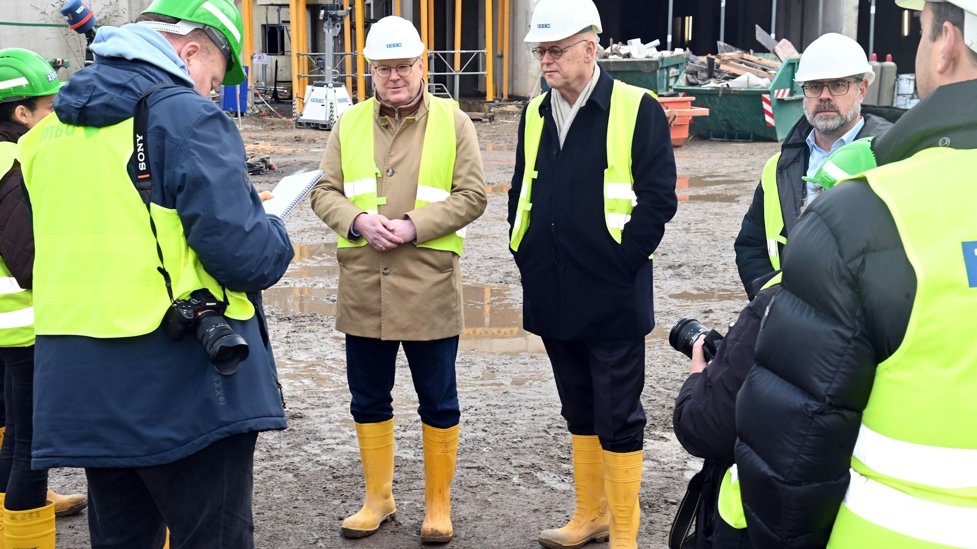 Kölns Oberbürgermeister Torsten Burmester, Rudolf Scharping und Lutz Wingerath von den Kölner Sportstätten (v. l.) auf der Baustelle des Albert-Richter-Velodroms.