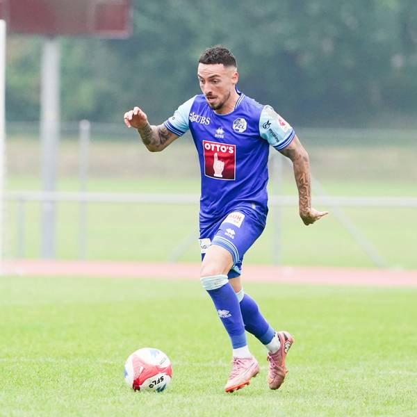 Sinan Karweina mit dem Ball am Fuß.