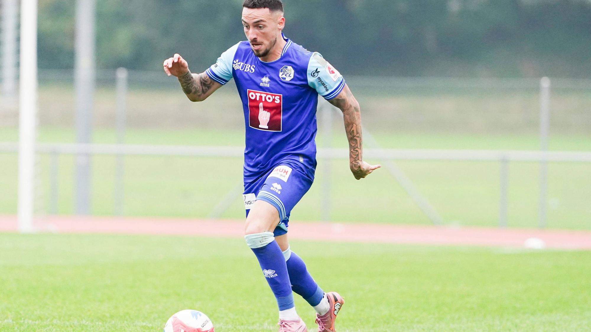 Sinan Karweina mit dem Ball am Fuß.