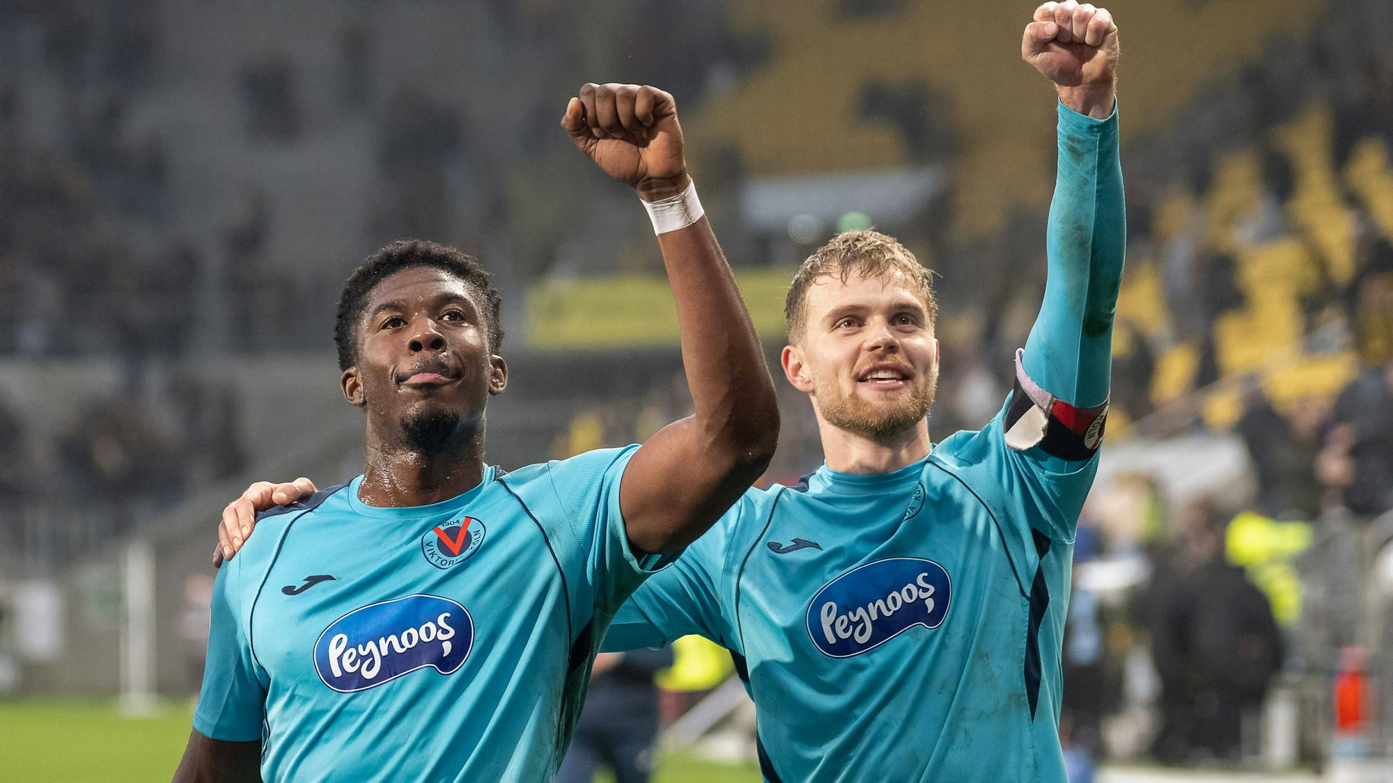 Viktorias Joel Agyekum (l.) und Lars Dietz nach dem Sieg in Aachen zum Hinrunden-Abschluss