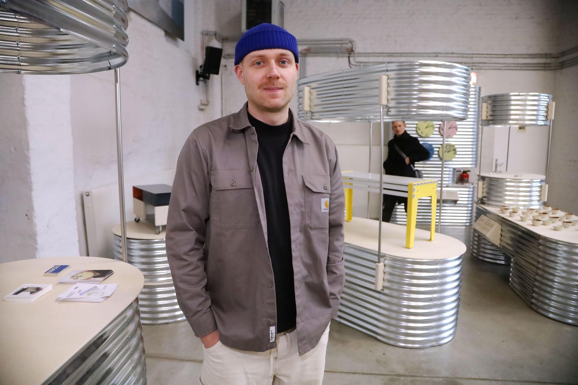 16.01.2026, Köln: Lukas Philipp Schulze aus Düsseldorf in Ehrenfeld in den Hallen seine Kunstmöbel. Ein Rundgang über das traditionelle Design-Festival „Passagen“. Foto: Arton Krasniqi
