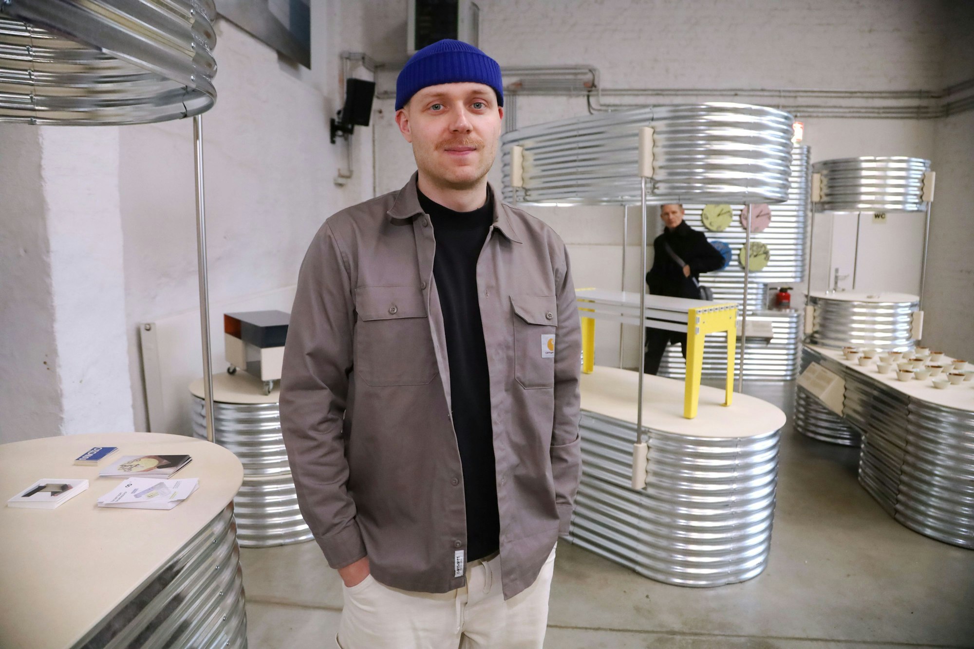 16.01.2026, Köln: Lukas Philipp Schulze aus Düsseldorf in Ehrenfeld in den Hallen seine Kunstmöbel. Ein Rundgang über das traditionelle Design-Festival „Passagen“. Foto: Arton Krasniqi