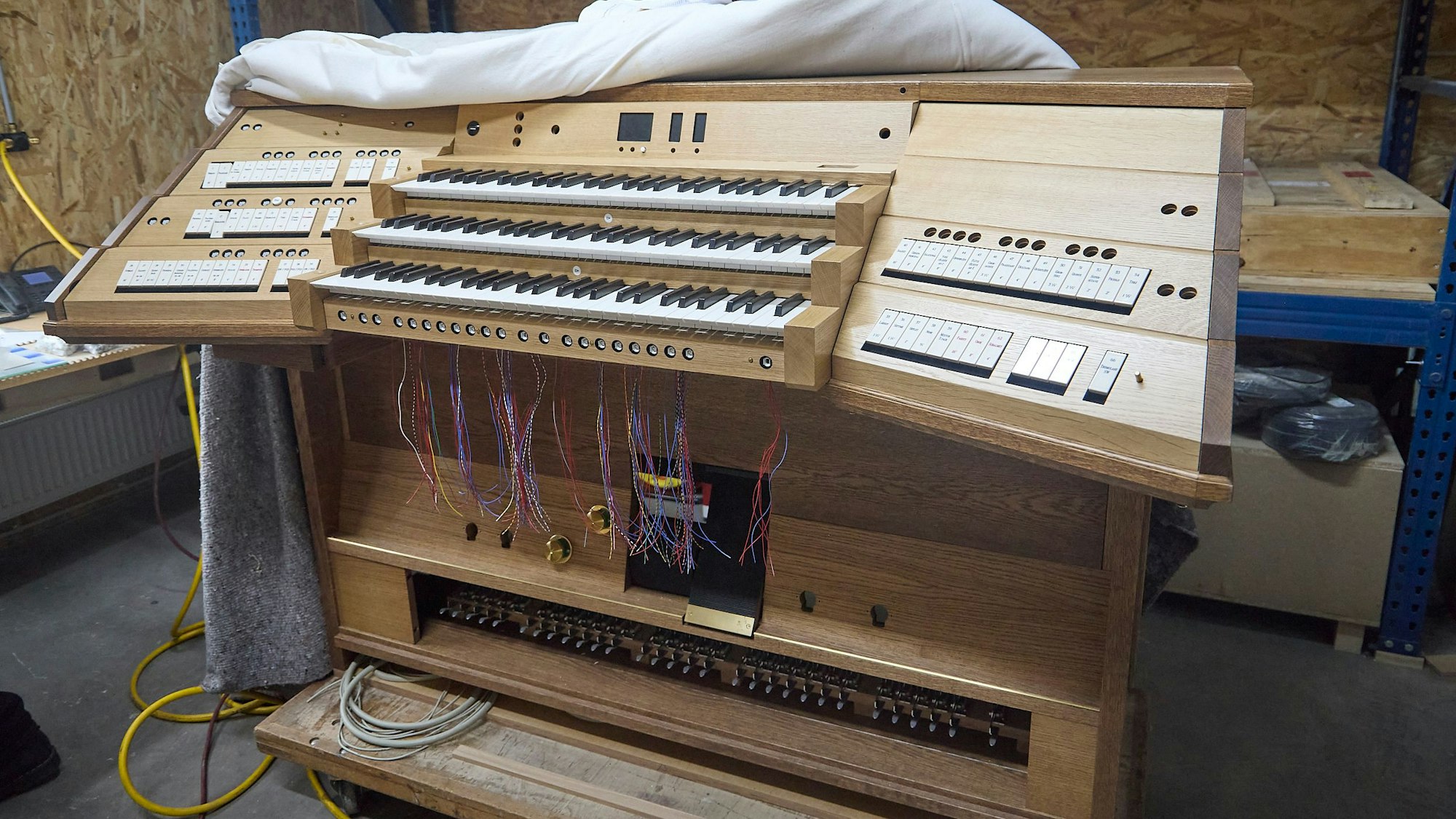 Ein moderner Orgelspieltisch steht in der Werkstatt der Firma Weimbs.