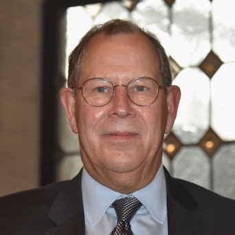 Ein Mann mit Brille schaut in die Kamera.