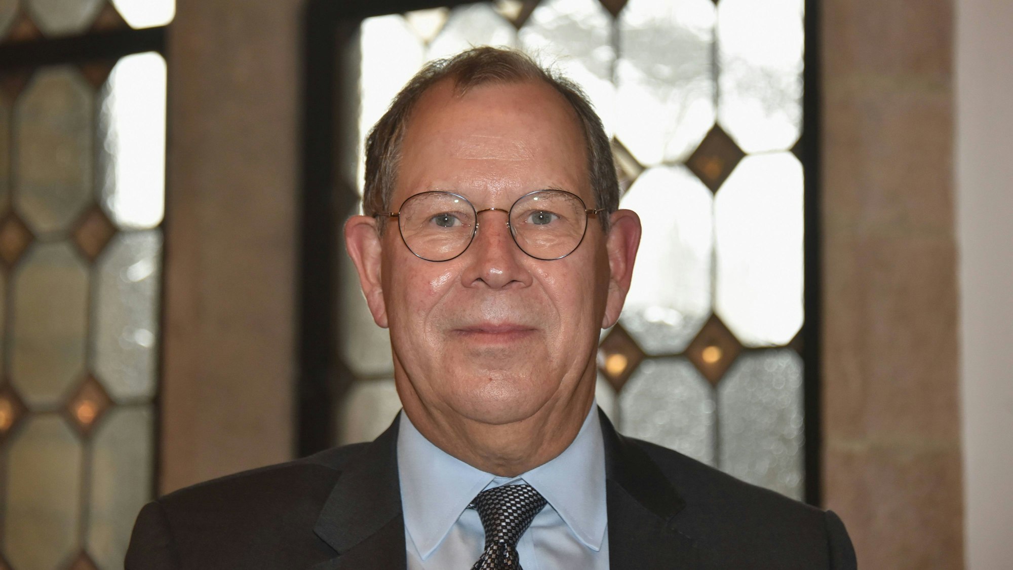 Ein Mann mit Brille schaut in die Kamera.