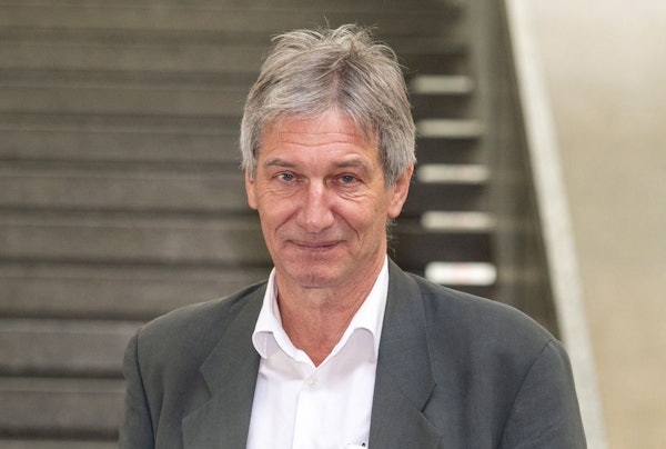 Witich Roßmann, Vorsitzender des DGB-Stadtverbandes Köln, bei einer Mai-Demo auf dem Heumarkt