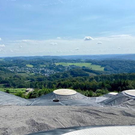 Plattformen für das Projekt Skybolon auf dem Kegel des Entsorgungszentrums Leppe.