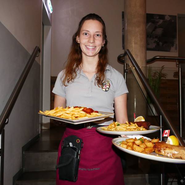 Auf der Karte stehen deftige Speisen wie Cordon Bleu oder Currywurst.