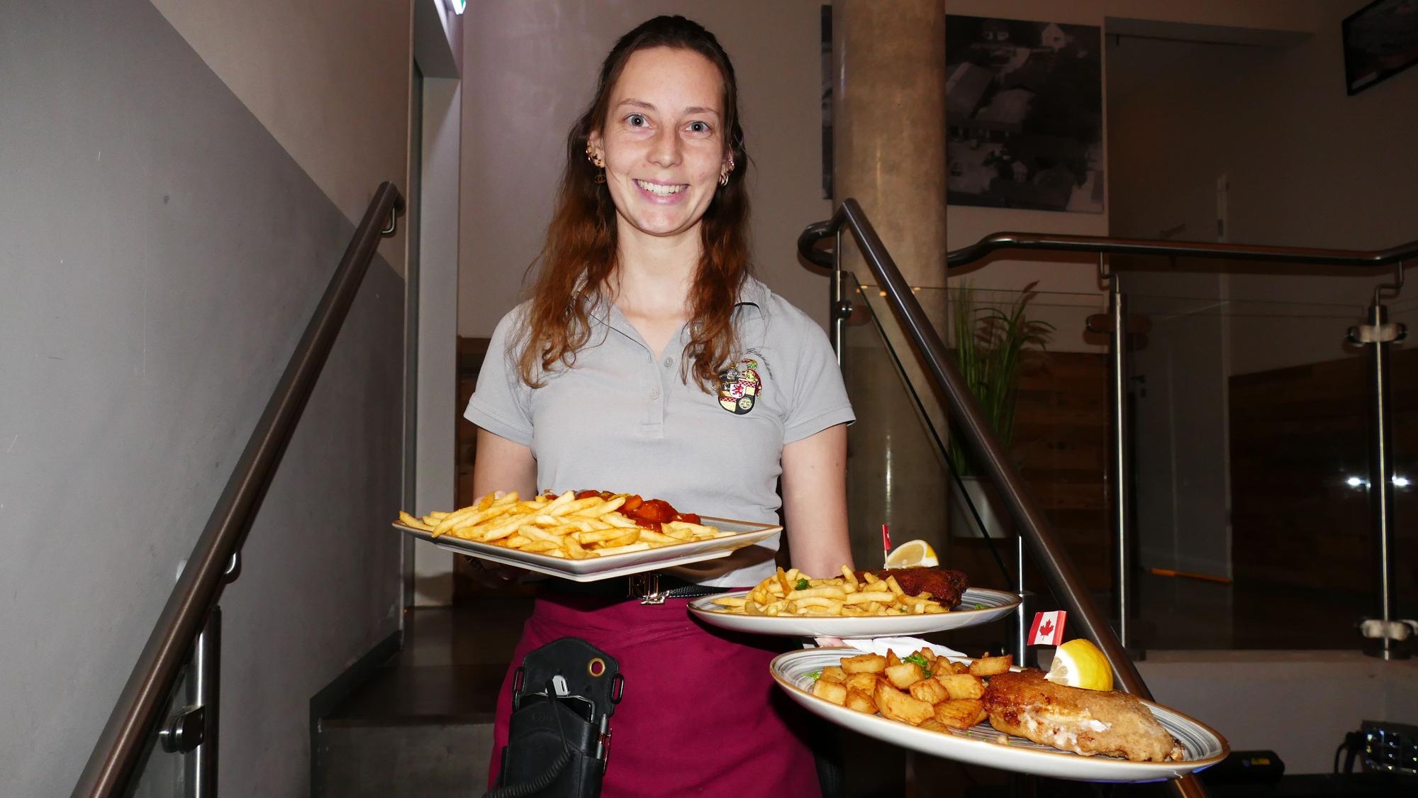 Auf der Karte stehen deftige Speisen wie Cordon Bleu oder Currywurst.