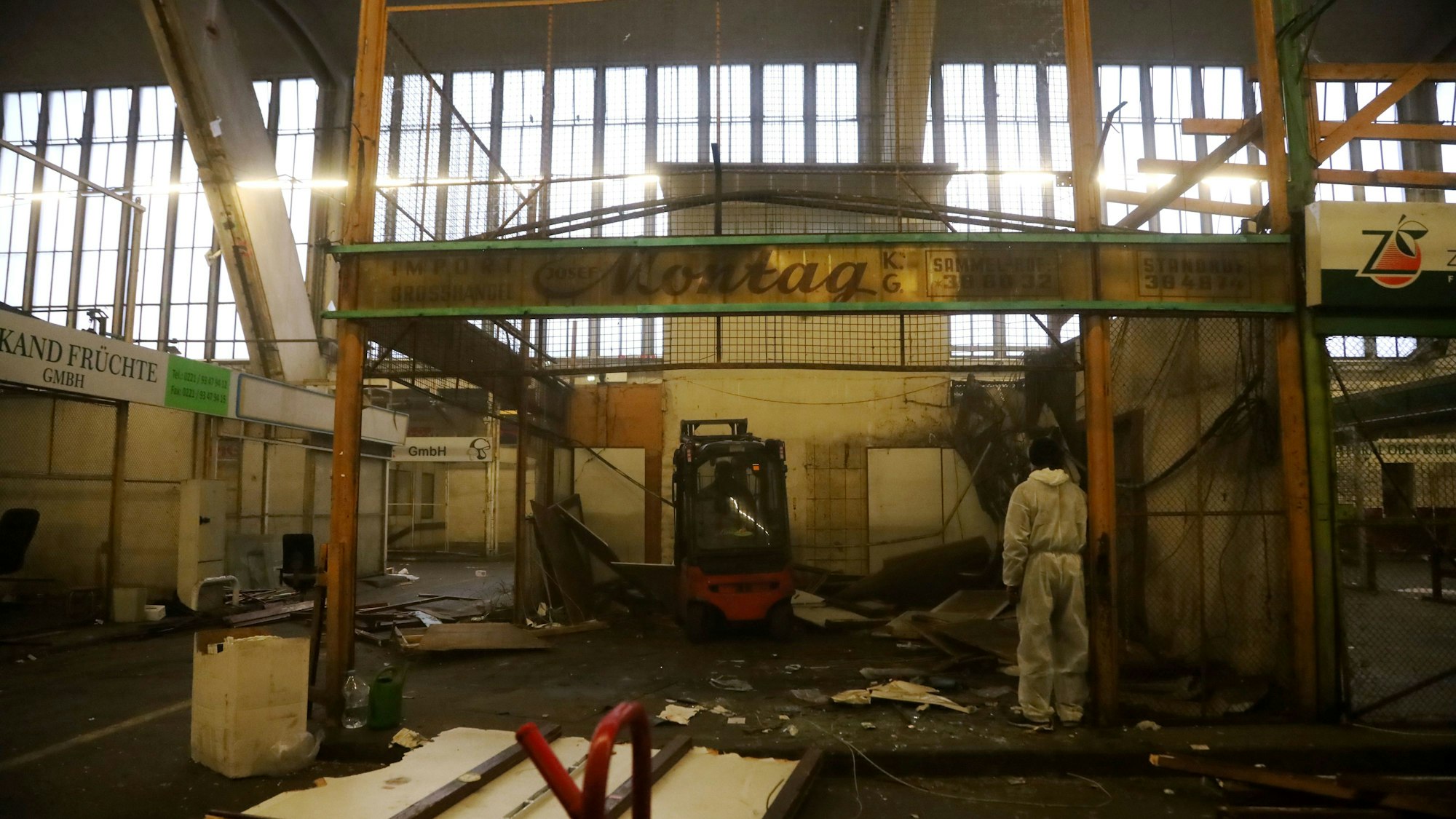 Die Stadt Köln reißt die Umbauten in der Großmarkthalle nun ab.