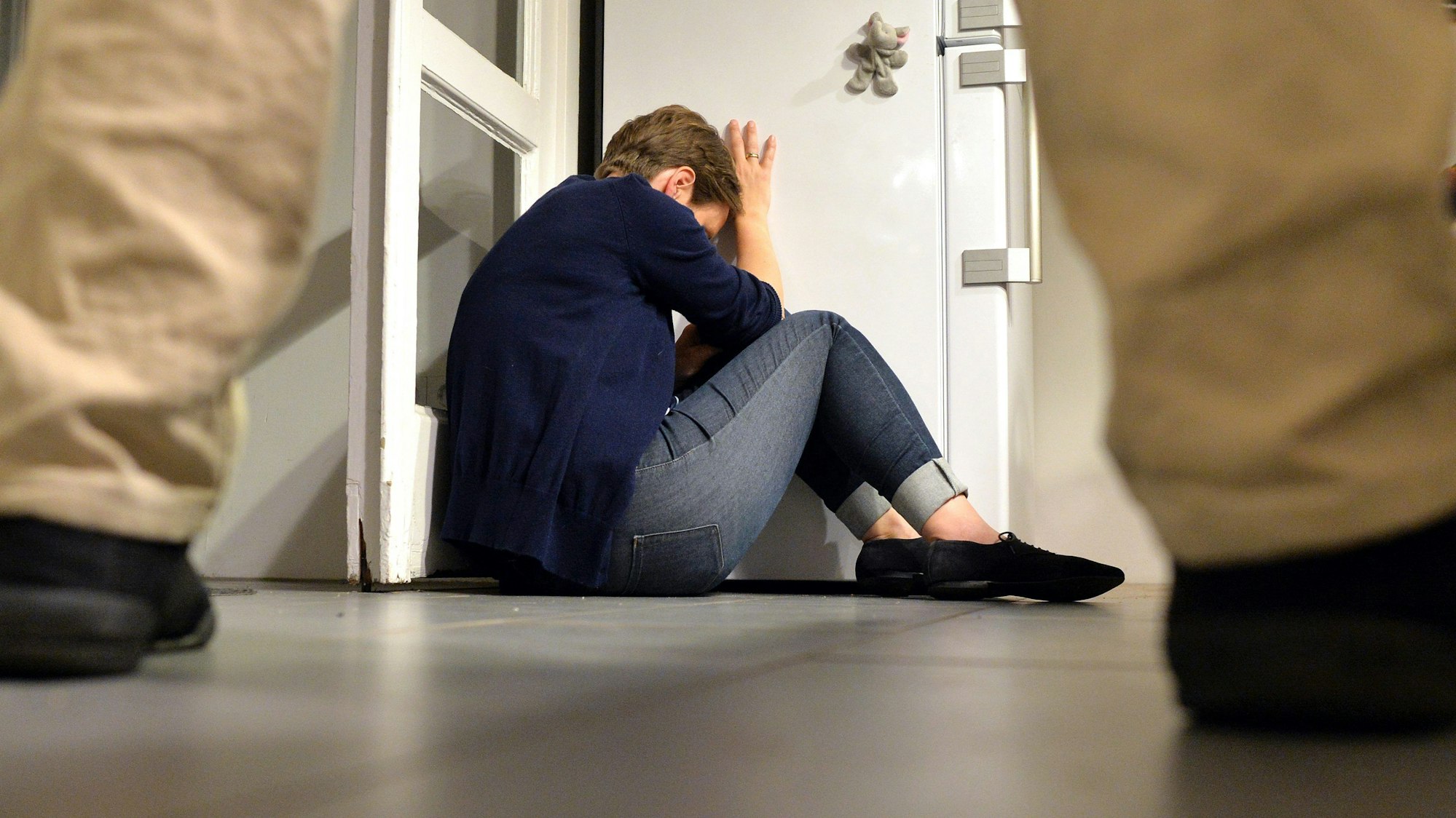 Immer wieder werden Menschen Opfer von Straftaten. Eine Kölner Veranstaltung klärt über Hilfsangebote auf. (Symbolbild)