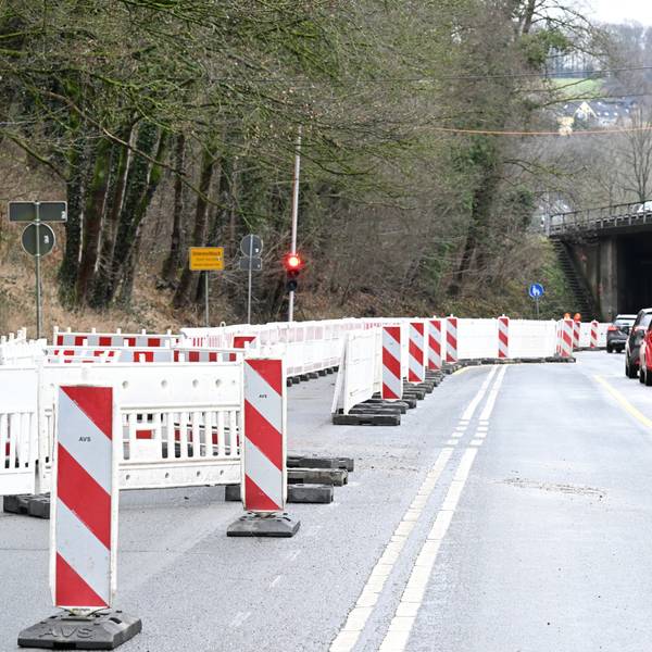 Autos stehen vor der A4-Brücke aus Richtung Bensberg rechts auf der Straße, links ist gesperrt.