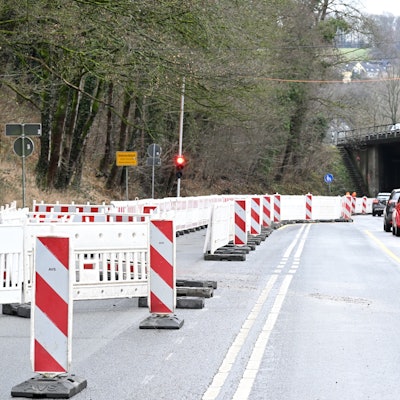 Autos stehen vor der A4-Brücke aus Richtung Bensberg rechts auf der Straße, links ist gesperrt.
