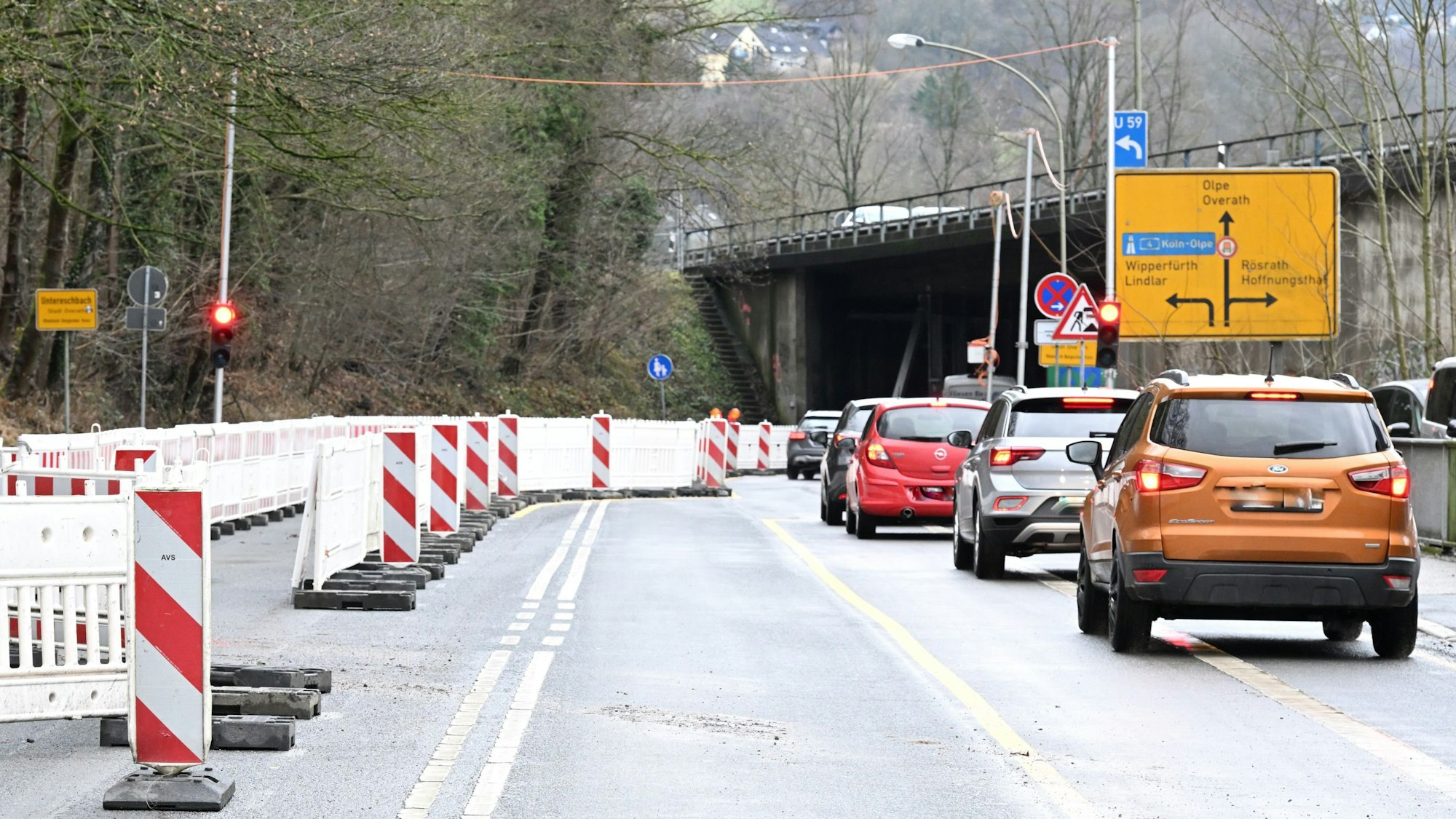 Autos stehen vor der A4-Brücke aus Richtung Bensberg rechts auf der Straße, links ist gesperrt.