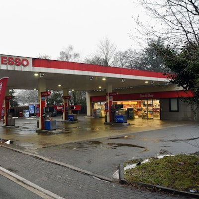 Die Esso-Tankstelle an der Waldbröler Kaiserstraße steht offenbar auf der Kippe. Zurzeit laufen die Verhandlungen, ob der Betrieb als Tankstelle fortgeführt werden. Die Betreibergruppe will sich aus der Markstadt indes zurückziehen.