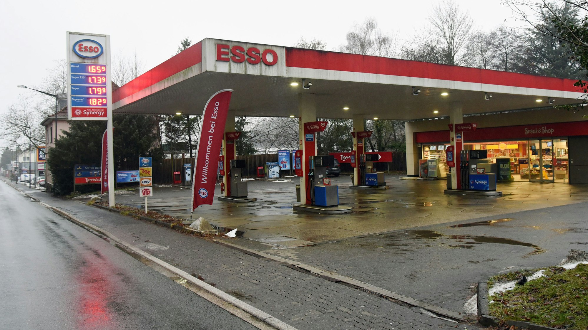 Die Esso-Tankstelle an der Waldbröler Kaiserstraße steht offenbar auf der Kippe. Zurzeit laufen die Verhandlungen, ob der Betrieb als Tankstelle fortgeführt werden. Die Betreibergruppe will sich aus der Markstadt indes zurückziehen.