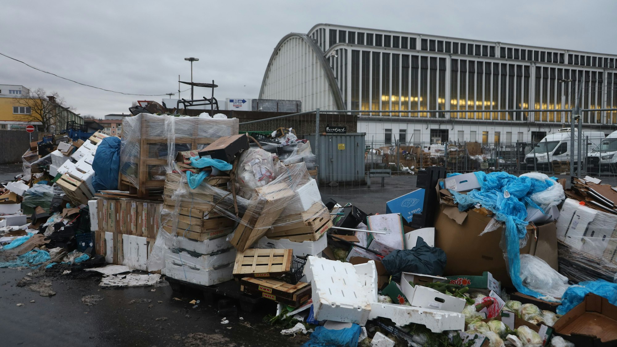 250 Tonnen Marktabfälle hat die Stadt Köln in den vorigen zwei Wochen bereits entsorgt: Der Müllberg schrumpft langsam.